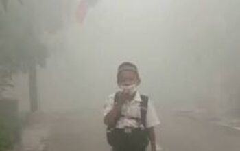 Caption Foto: Mengantisipasi dampak kabut asap dan penurunan kualitas udara, Pemkot Palembang mengatur aktivitas satuan pendidikan dengan meniadakan sementara kegiatan siswa di ruang terbuka. Pada saat yang sama, jam kerja ASN di lingkungan Pemkot Palembang ditetapkan pukul 08.00–15.00 WIB. Kebijakan tersebut berlaku hingga kondisi cuaca dan kualitas udara kembali normal.