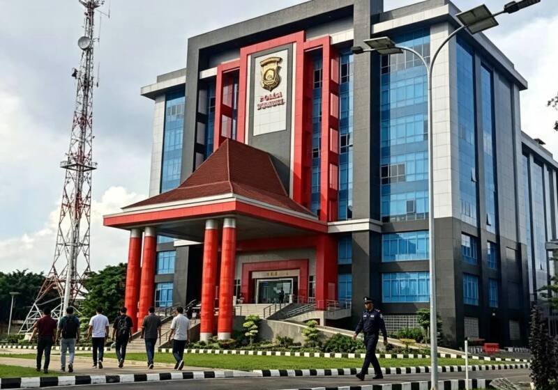 Puluhan kepala sekolah asal Kabupaten Banyuasin menjalani pemeriksaan di Mapolda Sumatera Selatan setelah diamankan dalam operasi tangkap tangan (OTT) Subdit Tipikor Ditreskrimsus Polda Sumsel di salah satu hotel di Palembang, Kamis (17/9/2026). Hingga Jumat (18/9/2026), polisi masih mendalami perkara dan belum mengungkap barang bukti maupun status hukum para pihak yang diperiksa.