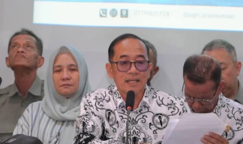 Pembina BPH UPGRIP, Dr. H. Ahmad Zulinto, M.M., menegaskan mahasiswa tidak perlu cemas terkait legalitas ijazah. Ia menyebut penyelenggaraan UPGRIP memiliki dasar hukum melalui SK Menteri Pendidikan, Kebudayaan, Riset, dan Teknologi Nomor 53/E/O/2022.