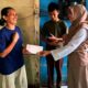 Kepala Dinas Pendidikan Provinsi Sumatera Selatan Mondyaboni menyerahkan bantuan dari Gubernur Sumsel Herman Deru kepada Muhammad Zurian, siswa SMP Negeri 48 Palembang, Jumat (11/9/2026). Bantuan tersebut diberikan untuk mendukung Zurian tetap mengikuti pembelajaran di tengah keterbatasan ekonomi keluarga.