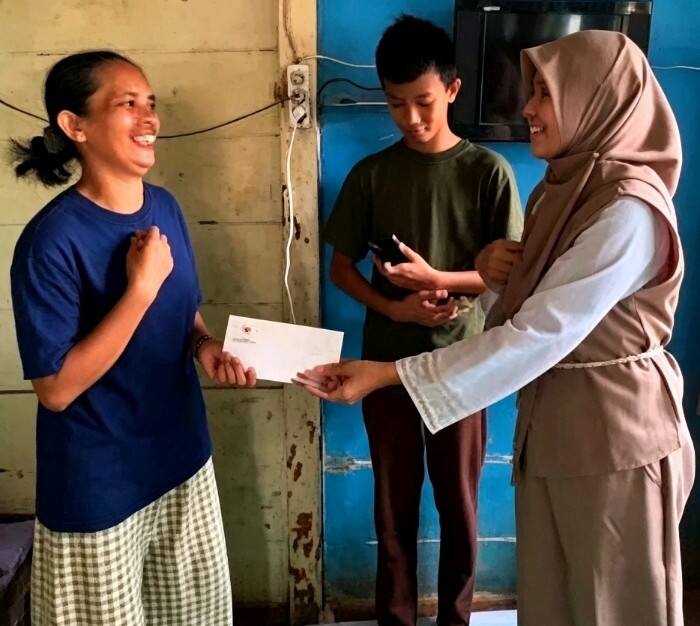 Kepala Dinas Pendidikan Provinsi Sumatera Selatan Mondyaboni menyerahkan bantuan dari Gubernur Sumsel Herman Deru kepada Muhammad Zurian, siswa SMP Negeri 48 Palembang, Jumat (11/9/2026). Bantuan tersebut diberikan untuk mendukung Zurian tetap mengikuti pembelajaran di tengah keterbatasan ekonomi keluarga.