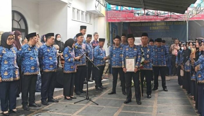 “Tak Ada Lagi Sapaan Pak Suparman, Tangis Mengiringi Kepergian Sang Kepala Sekolah”