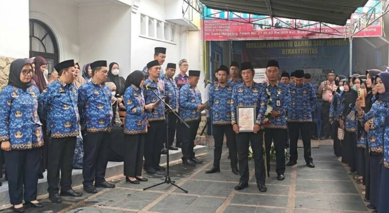 Suasana haru mengiringi prosesi pemakaman Kepala SMKN 2 Palembang, H. Suparman, S.Pd., M.Si., di TPU Sukadamai, Talang Betutu, Palembang, Jumat (2/10/2026). Keluarga, kerabat, jajaran Dinas Pendidikan Sumatera Selatan, serta para kepala sekolah dan guru turut mengantarkan almarhum ke tempat peristirahatan terakhir. Kepergian almarhum meninggalkan duka mendalam bagi keluarga besar dunia pendidikan Sumatera Selatan.