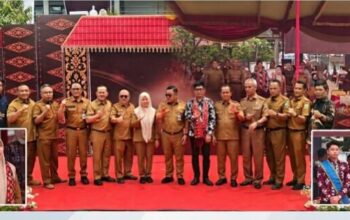 Caption Foto: Kepala Bidang SMA Dinas Pendidikan Provinsi Sumatera Selatan bersama jajaran, pihak sekolah, dan para finalis berfoto bersama dalam Grand Final Pemilihan Putra Putri SMANTA 2026 di SMAN 3 Palembang, Selasa (20/10/2026). Ajang ini menjadi wadah pengembangan potensi, karakter, dan kepercayaan diri siswa sekaligus melahirkan duta sekolah yang berprestasi dan berintegritas.