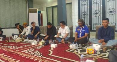 Sejumlah wartawan bersama Koalisi Pers Sumatera Selatan berdiskusi dengan Ketua DPRD Sumsel Andie Dinialdie di rumah dinas Ketua DPRD Sumsel, Palembang, Senin (19/10/2026). Pertemuan tersebut membahas kasus penganiayaan terhadap dua jurnalis sekaligus mendorong penegakan hukum yang tegas, transparan, dan tuntas.