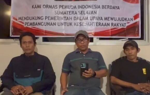 Caption foto: Ketua Pemuda Indonesia Berdaya Sumatera Selatan, M. Eko (tengah), bersama sejumlah anggota organisasi menyatakan dukungan terhadap pemerintah dalam mendorong pembangunan demi kesejahteraan masyarakat. Organisasi tersebut berkomitmen mengambil peran sebagai mitra masyarakat dalam mengawal pembangunan di Sumatera Selatan.