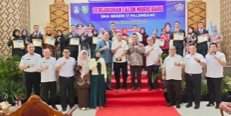 Caption Foto: Kepala Dinas Pendidikan Provinsi Sumatera Selatan, Hj. Mondyaboni, S.E., S.Kom., M.Si., M.Pd., mengukuhkan sekitar 400 siswa baru kelas X SMA Negeri 17 Palembang tahun pelajaran 2026/2027, Rabu (21/10/2026). Pengukuhan ini menjadi momentum memperkuat kedisiplinan, karakter, dan komitmen sekolah dalam mencetak generasi berprestasi serta berakhlak mulia.