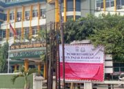Caption Foto: Bapenda Kota Palembang memasang plang peringatan bertuliskan “Objek Pajak Daerah ini Belum Melunasi Kewajiban Pajak Daerahnya” di salah satu lokasi yang dikaitkan dengan Yayasan STIMIK IGM, Jalan Kolonel H Burlian KM 10, Palembang, Senin (26/10/2026). Langkah ini menjadi bagian dari upaya penagihan tunggakan pajak daerah sekaligus mendorong kepatuhan wajib pajak.