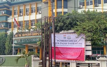 Caption Foto: Bapenda Kota Palembang memasang plang peringatan bertuliskan “Objek Pajak Daerah ini Belum Melunasi Kewajiban Pajak Daerahnya” di salah satu lokasi yang dikaitkan dengan Yayasan STIMIK IGM, Jalan Kolonel H Burlian KM 10, Palembang, Senin (26/10/2026). Langkah ini menjadi bagian dari upaya penagihan tunggakan pajak daerah sekaligus mendorong kepatuhan wajib pajak.