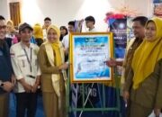 Caption Foto: Kepala Dinas Pendidikan Provinsi Sumatera Selatan Hj. Mondyaboni membuka Lomba dan Pameran Inovasi Produk serta Kreativitas Siswa SMK Sumsel 2026 di Hotel Emilia, Palembang, Senin (26/10/2026). Kegiatan bertema “SMK Inovasi, Karya Nyata, dan Solusi Bangsa” ini menjadi wadah bagi siswa untuk menampilkan kreativitas dan menghasilkan karya inovatif yang bermanfaat bagi masyarakat.