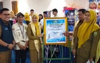 Caption Foto: Kepala Dinas Pendidikan Provinsi Sumatera Selatan Hj. Mondyaboni membuka Lomba dan Pameran Inovasi Produk serta Kreativitas Siswa SMK Sumsel 2026 di Hotel Emilia, Palembang, Senin (26/10/2026). Kegiatan bertema “SMK Inovasi, Karya Nyata, dan Solusi Bangsa” ini menjadi wadah bagi siswa untuk menampilkan kreativitas dan menghasilkan karya inovatif yang bermanfaat bagi masyarakat.