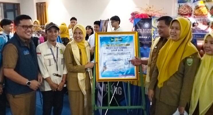 Caption Foto: Kepala Dinas Pendidikan Provinsi Sumatera Selatan Hj. Mondyaboni membuka Lomba dan Pameran Inovasi Produk serta Kreativitas Siswa SMK Sumsel 2026 di Hotel Emilia, Palembang, Senin (26/10/2026). Kegiatan bertema “SMK Inovasi, Karya Nyata, dan Solusi Bangsa” ini menjadi wadah bagi siswa untuk menampilkan kreativitas dan menghasilkan karya inovatif yang bermanfaat bagi masyarakat.