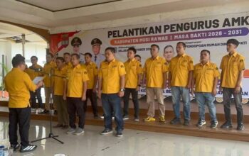 Caption Foto: Pengurus Asosiasi Media Konvergensi Indonesia (AMKI) Kabupaten Musi Rawas periode 2026–2031 resmi dilantik di Pendopoan Rumah Dinas Bupati Musi Rawas, Selasa (27/10/2026). Kepengurusan baru diharapkan memperkuat profesionalisme perusahaan pers, mendorong inovasi digital, serta menjaga independensi jurnalistik dalam menjalankan fungsi kontrol sosial.