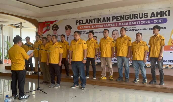 Caption Foto: Pengurus Asosiasi Media Konvergensi Indonesia (AMKI) Kabupaten Musi Rawas periode 2026–2031 resmi dilantik di Pendopoan Rumah Dinas Bupati Musi Rawas, Selasa (27/10/2026). Kepengurusan baru diharapkan memperkuat profesionalisme perusahaan pers, mendorong inovasi digital, serta menjaga independensi jurnalistik dalam menjalankan fungsi kontrol sosial.