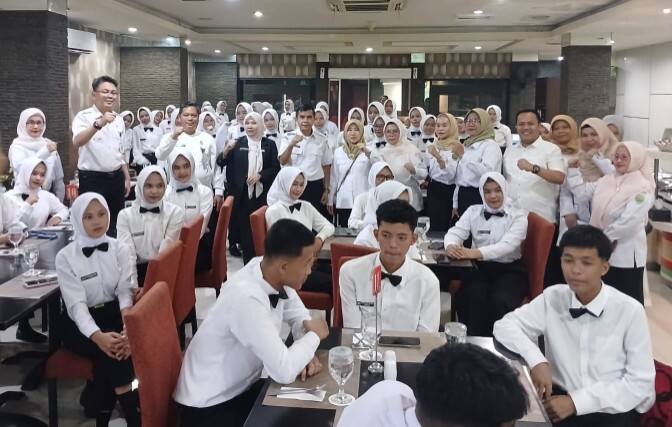 Caption Foto: Kepala Dinas Pendidikan Provinsi Sumatera Selatan, Hj. Mondyaboni, S.E., S.Kom., M.Si., M.Pd., meninjau praktik cooking class yang diikuti 94 siswa SMK Negeri Sumatera Selatan di Hotel Swarna Dwipa Palembang, Rabu (28/10/2026). Praktik langsung di industri ini menjadi bagian dari upaya memperkuat kompetensi vokasi dan menyiapkan lulusan SMK agar lebih siap memasuki dunia kerja.
